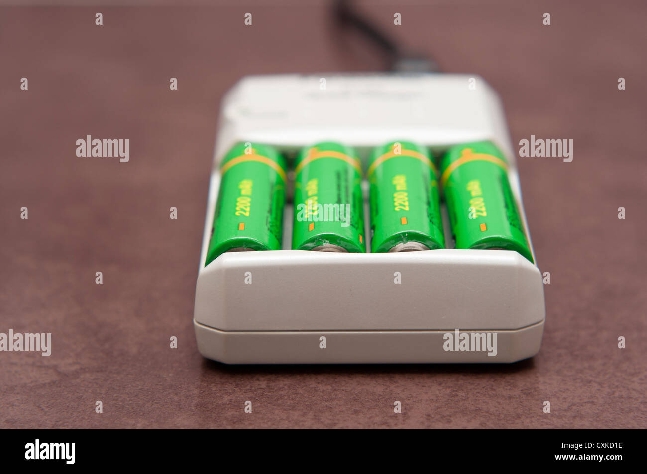 Les piles rechargeables AA en charge chargeur alimentation secteur Photo  Stock - Alamy