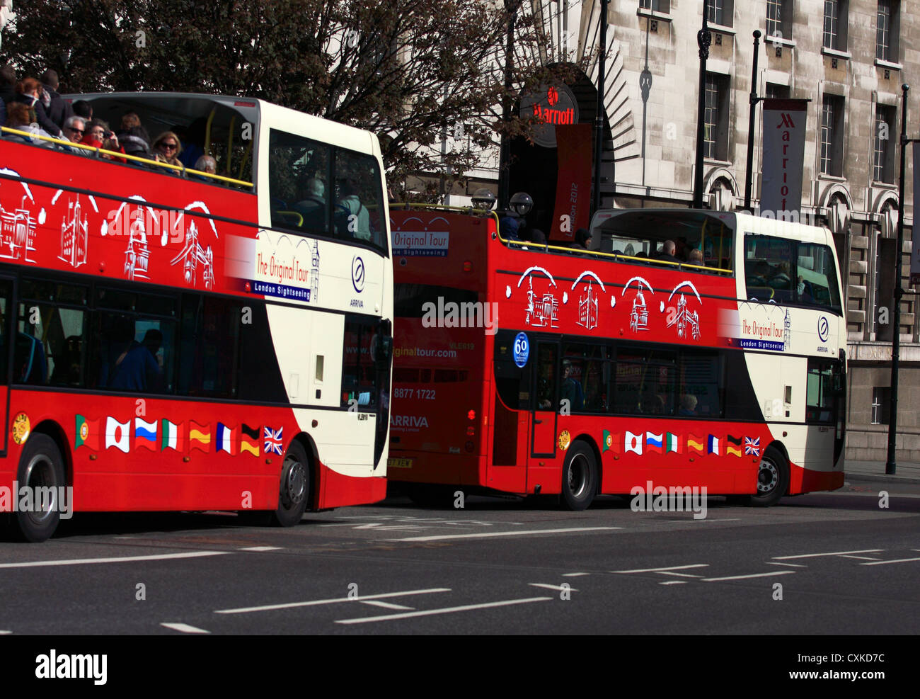 Deux open top London bus en attente à un arrêt de bus à Londres, Angleterre Banque D'Images