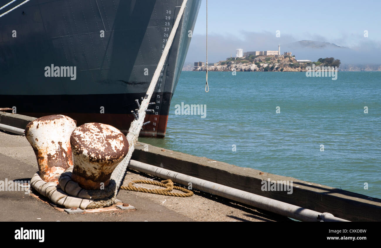 Dans la baie de San Francisco Fisherman's Wharf avec l'île d'Alcatraz Banque D'Images