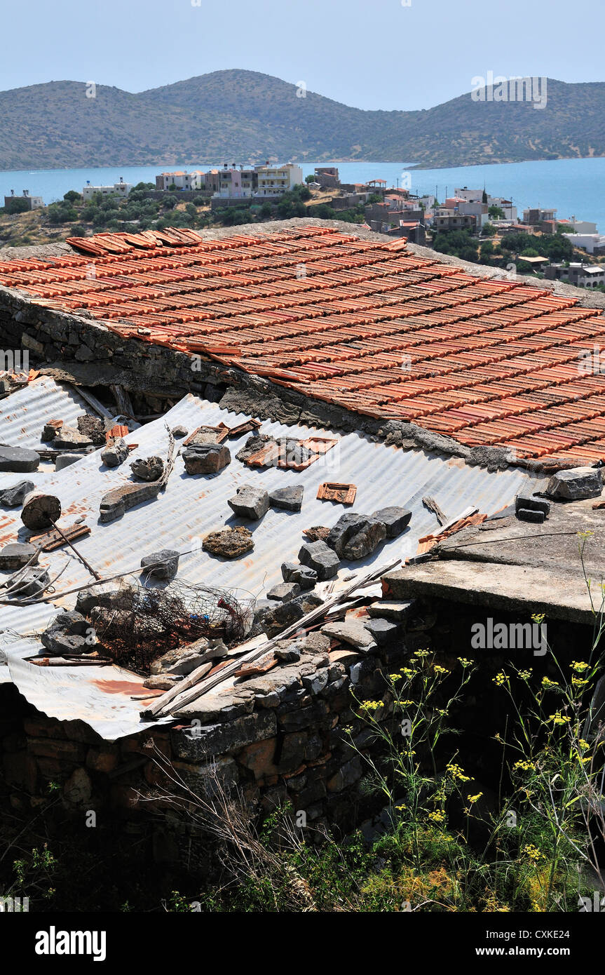 Ancien pavillon, toit de tuiles sur l'établissement hilltop village de Pano Elounda, à Elounda, Crete, Grèce avec une vue sur la baie de Mirabello Banque D'Images