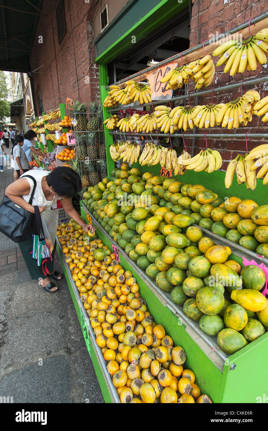 Elk284-1119v Hawaii, Oahu, Honolulu, Chinatown, woman shopping for fruit Banque D'Images
