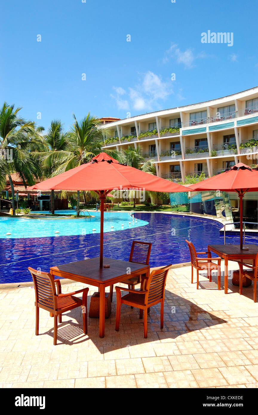 La table et les chaises de restaurant en plein air près de la piscine de l'hôtel de luxe, Bentota, Sri Lanka Banque D'Images
