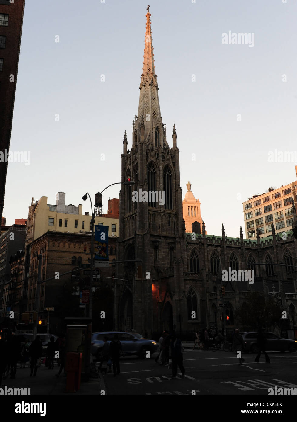 Crépuscule de l'heure de pointe, d'Edison Consolidated Building, Grace Church, voitures, les gens, à l'East Broadway 10e Rue, New York Banque D'Images