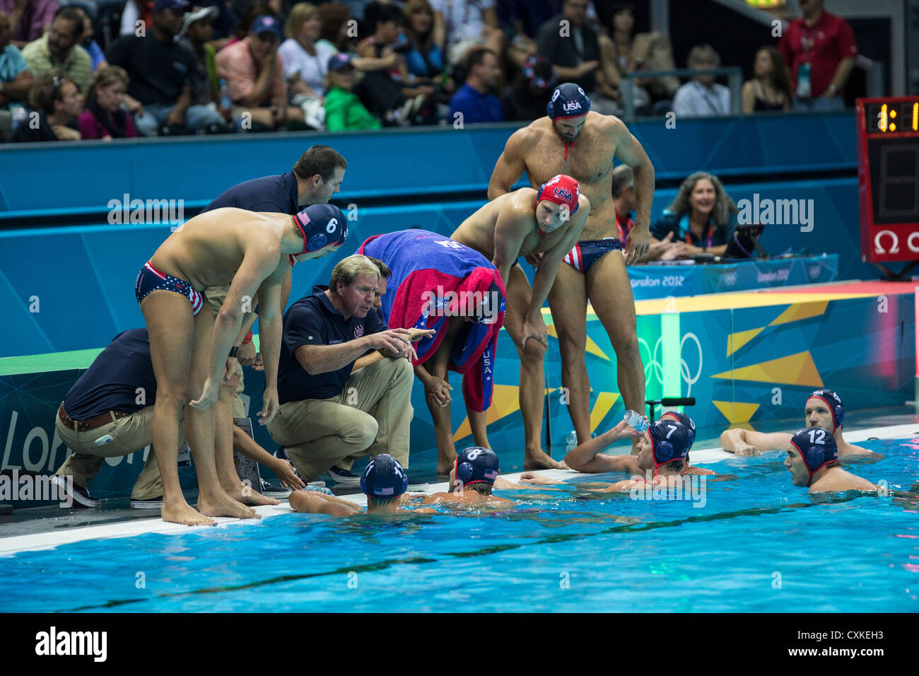Terry Schroeder entraîneur-chef de l'USA Water Polo hommes demandant à  l'équipe au cours de l'équipe USA vs Hongrie game Photo Stock - Alamy