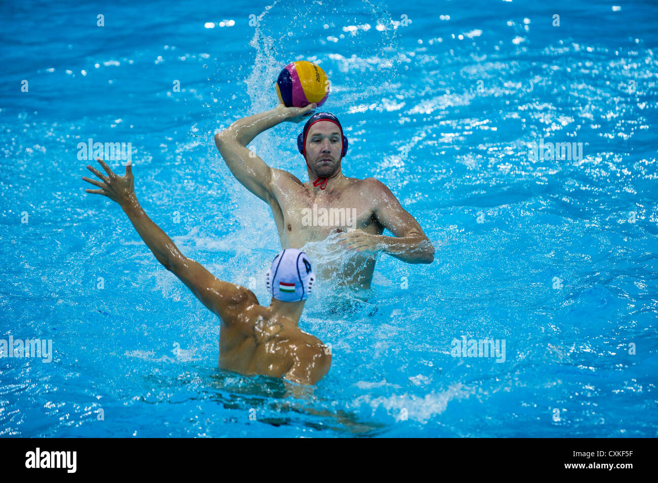 (USA) avec la balle au cours de l'USA vs Hongrie Hommes jeu de water-polo aux Jeux Olympiques d'été, Londres 2012 Banque D'Images