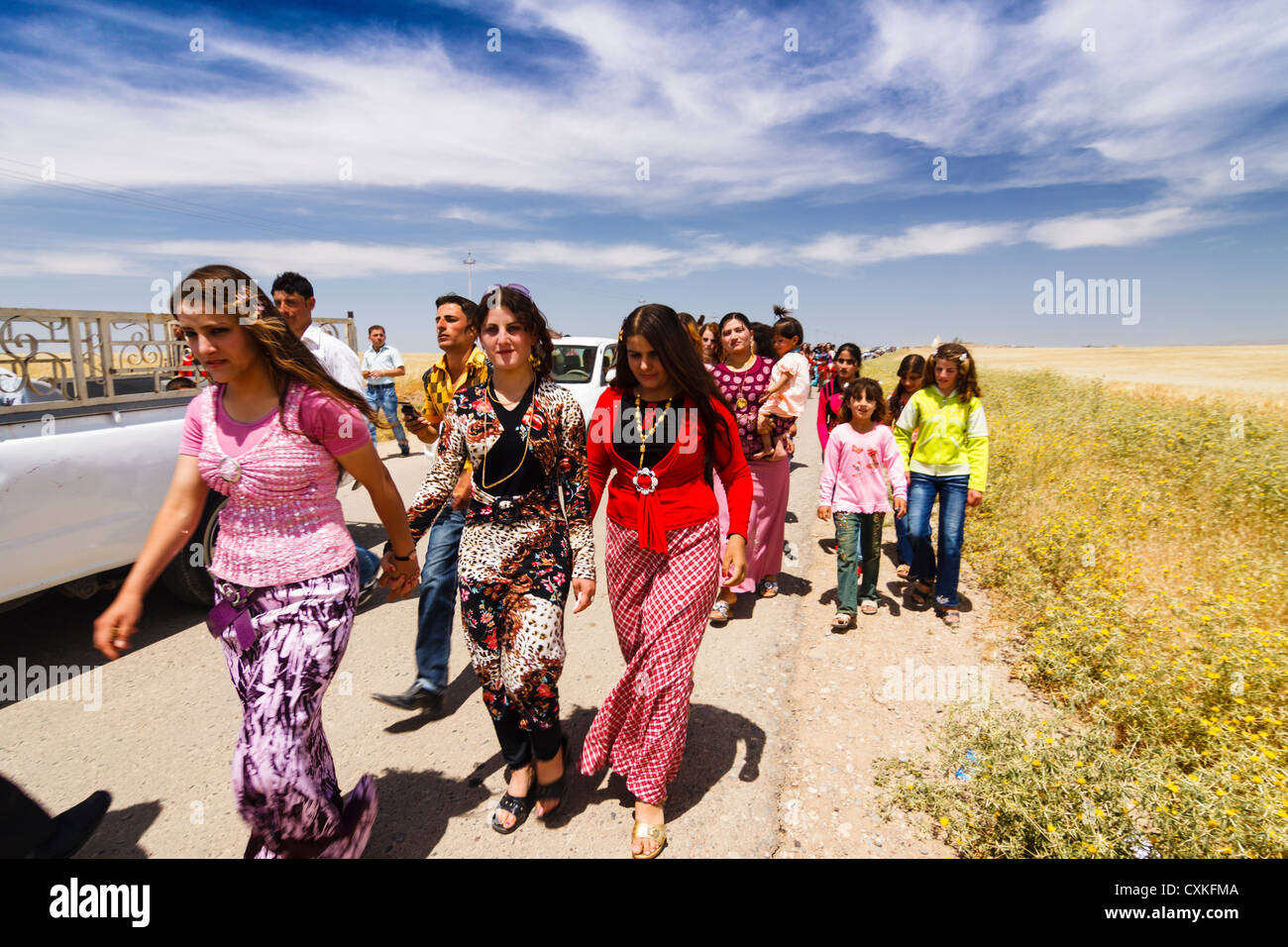 Toutes pavoisées foule dans son meilleur mercredi de la part d'un religieux Yézidis folk festival à Khank, le nord de l'Iraq. Banque D'Images