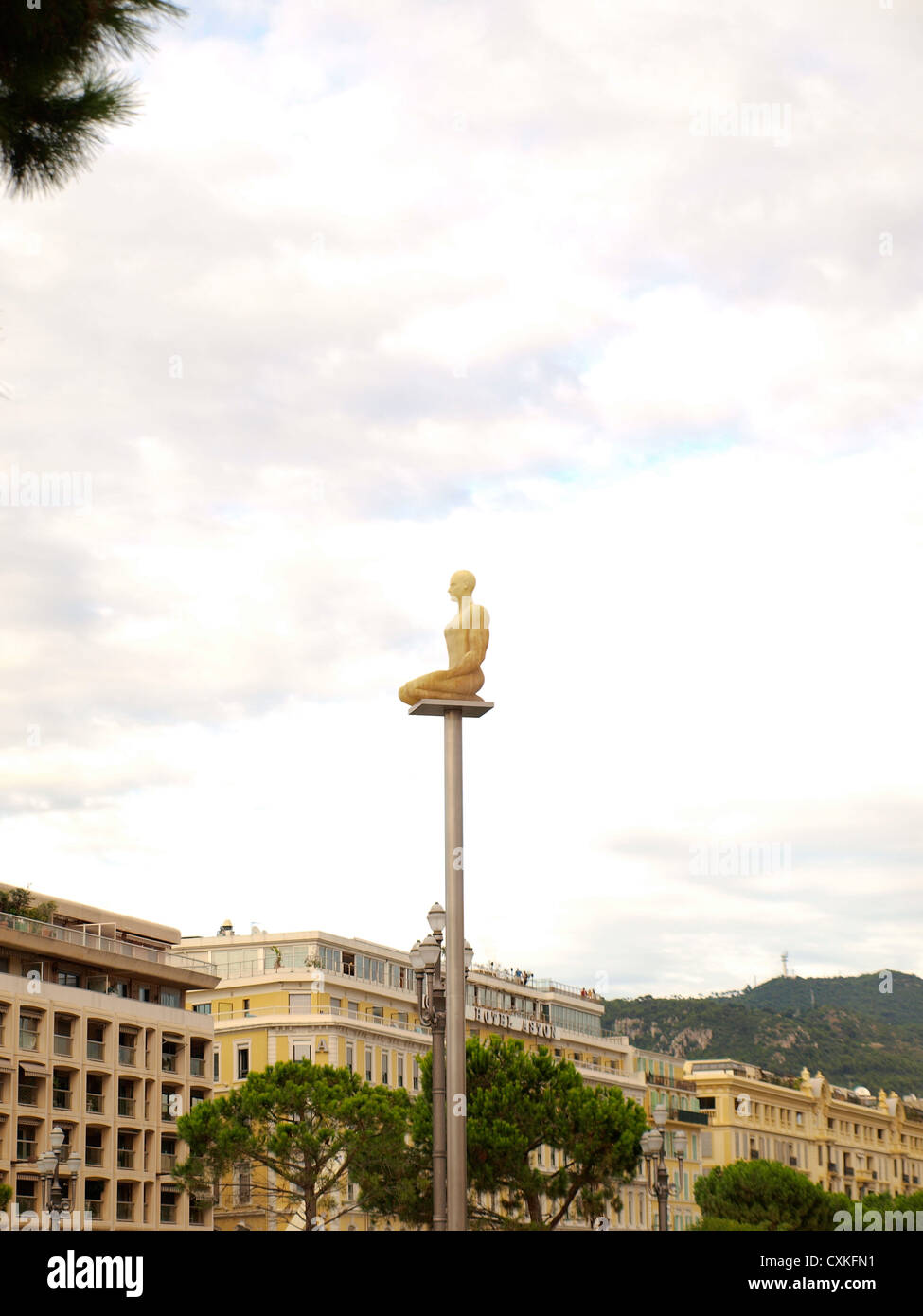 Nice, Côte d'Azur faire léviter la sculpture. Banque D'Images