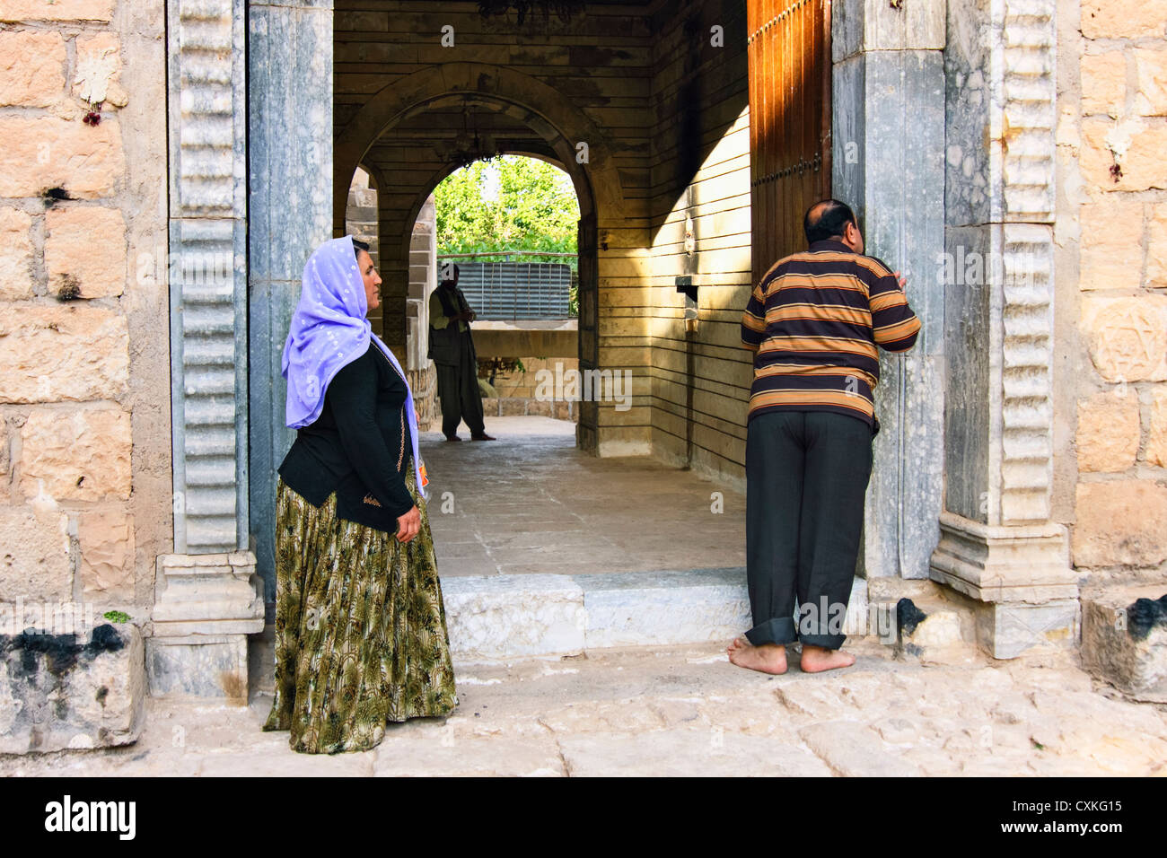 Kurdes yézidis visiter les saints temples de Lalish. Yezidism est la foi ancestrale du peuple kurde. Banque D'Images