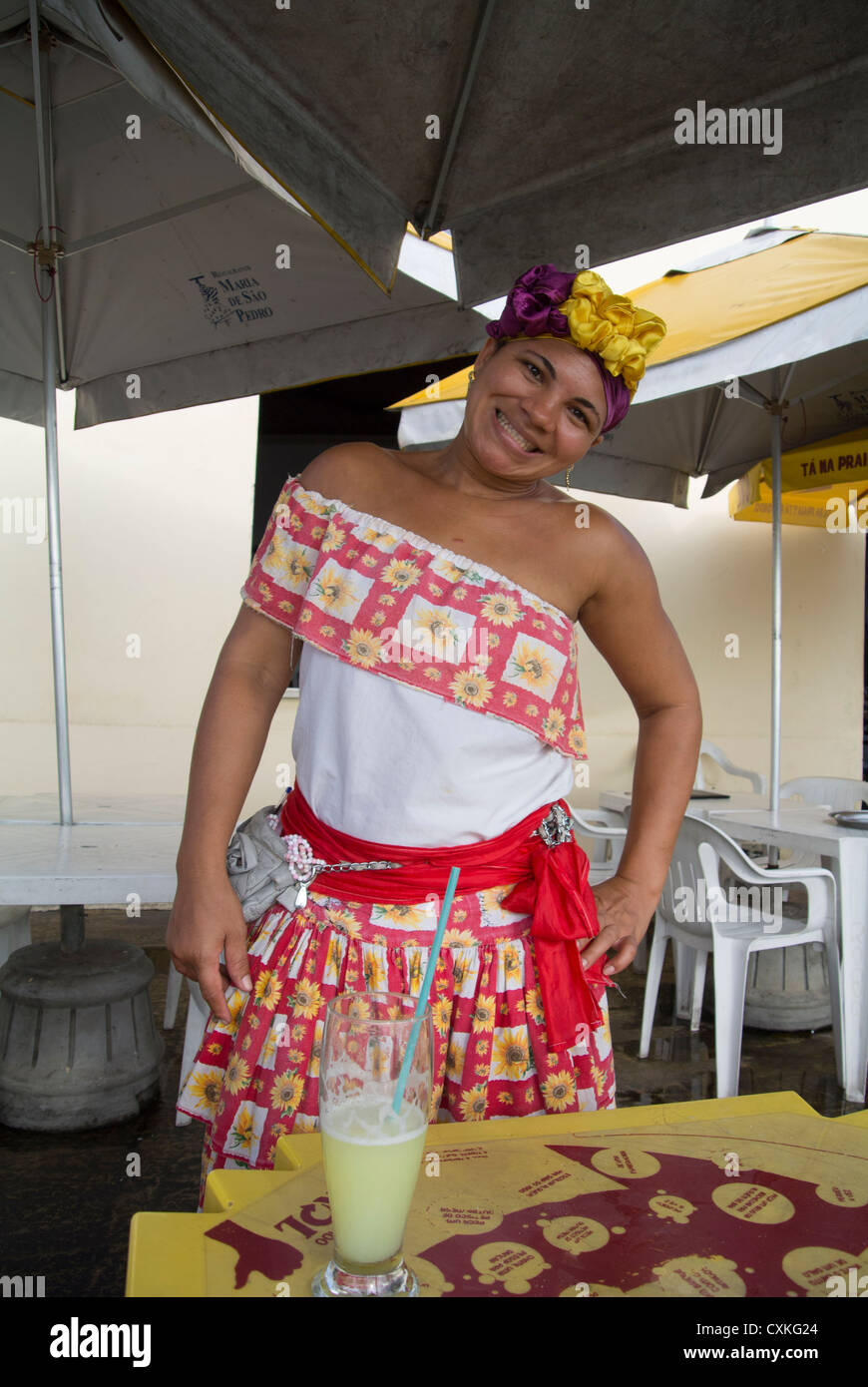 Salvador, brésil, serveuse locale souriante au restaurant Banque D'Images