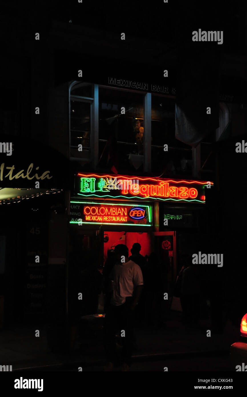 Néon nuit silhouettes portrait hommes debout porte El Tequilazo mexicain colombien Restaurant, West 46th Street, New York Banque D'Images