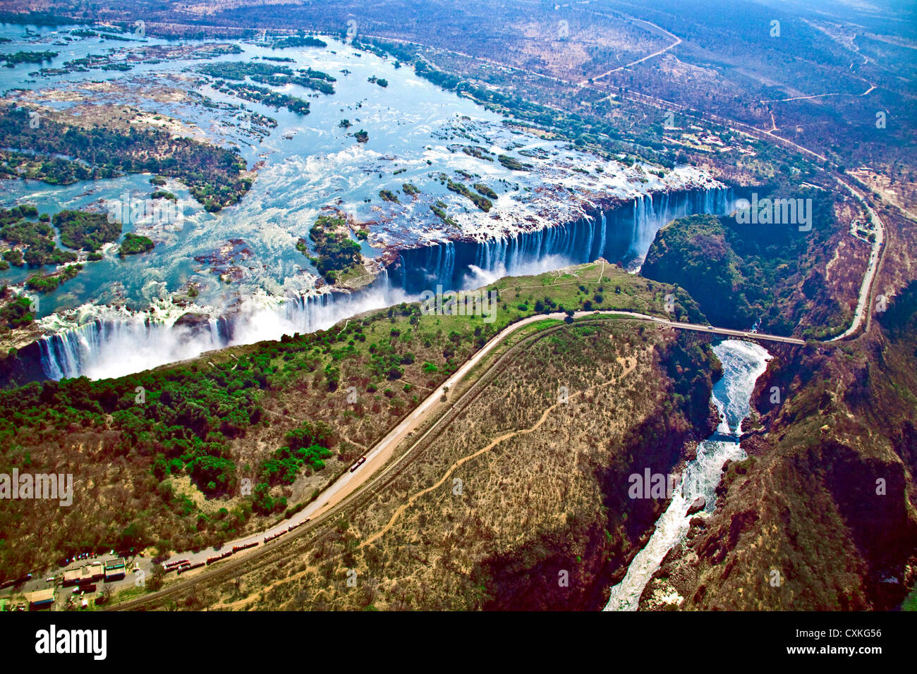 Vue aérienne de Victoria Falls, une cascade, et le fleuve Zambèze, au Zimbabwe, l'Afrique. Sur la frontière Zambia-Zimbabwe Banque D'Images