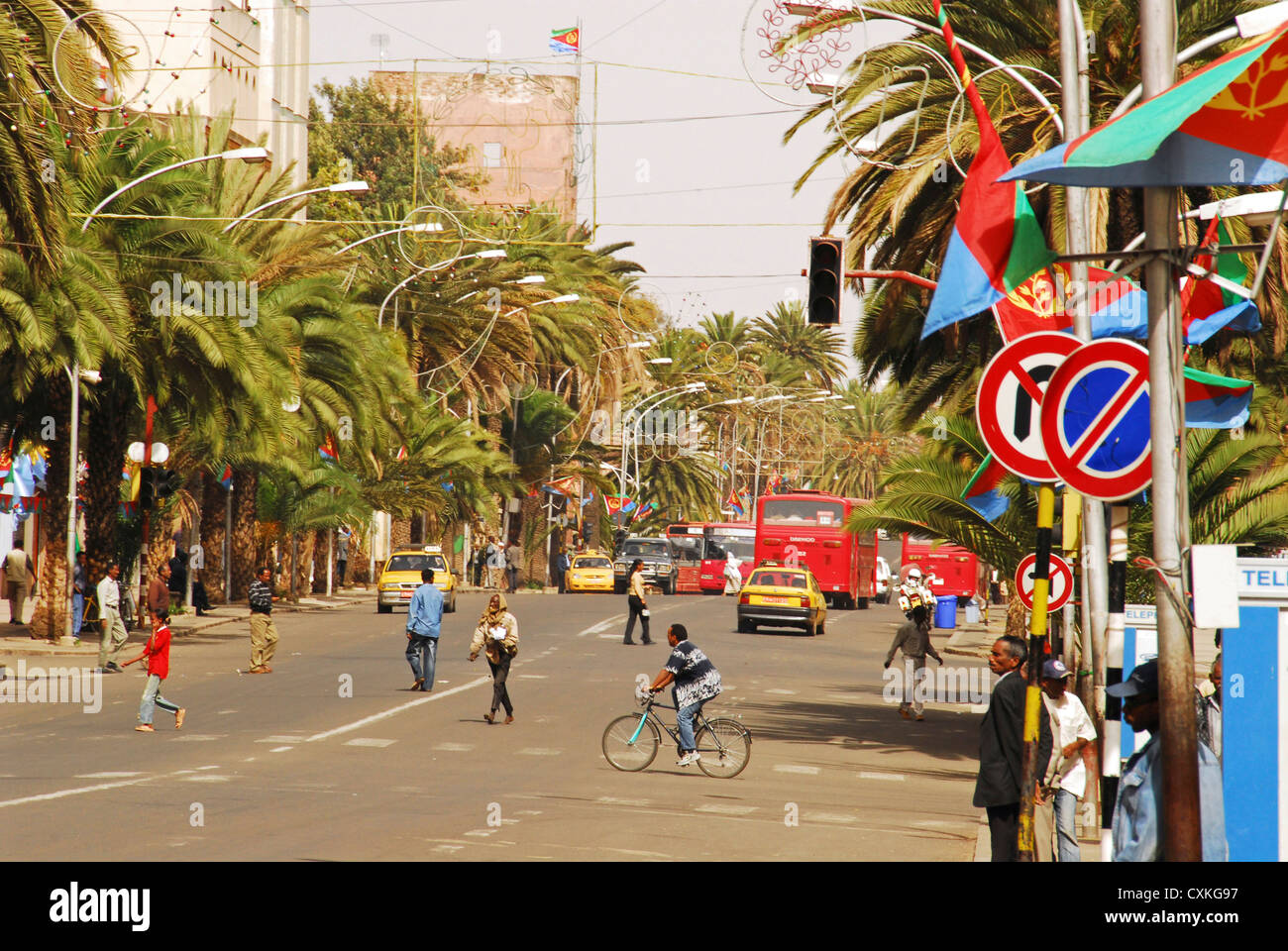 L'ÉRYTHRÉE, Asmara, une large avenue dans le centre-ville au cours de l'anniversaire de l'indépendance de l'Érythrée de l'Éthiopie Banque D'Images L'ÉRYTHRÉE, Asmara, une large avenue dans le centre-ville au cours de l'anniversaire de l'indépendance de l'Érythrée de l'Éthiopie Banque D'Images