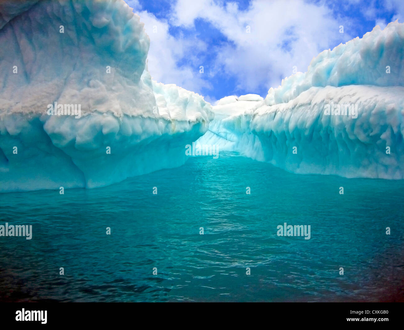 Close up of Iceberg avec cannelures et honeycomb textures, île de Gibbs, mer de Weddell, l'Antarctique, régions polaires Banque D'Images