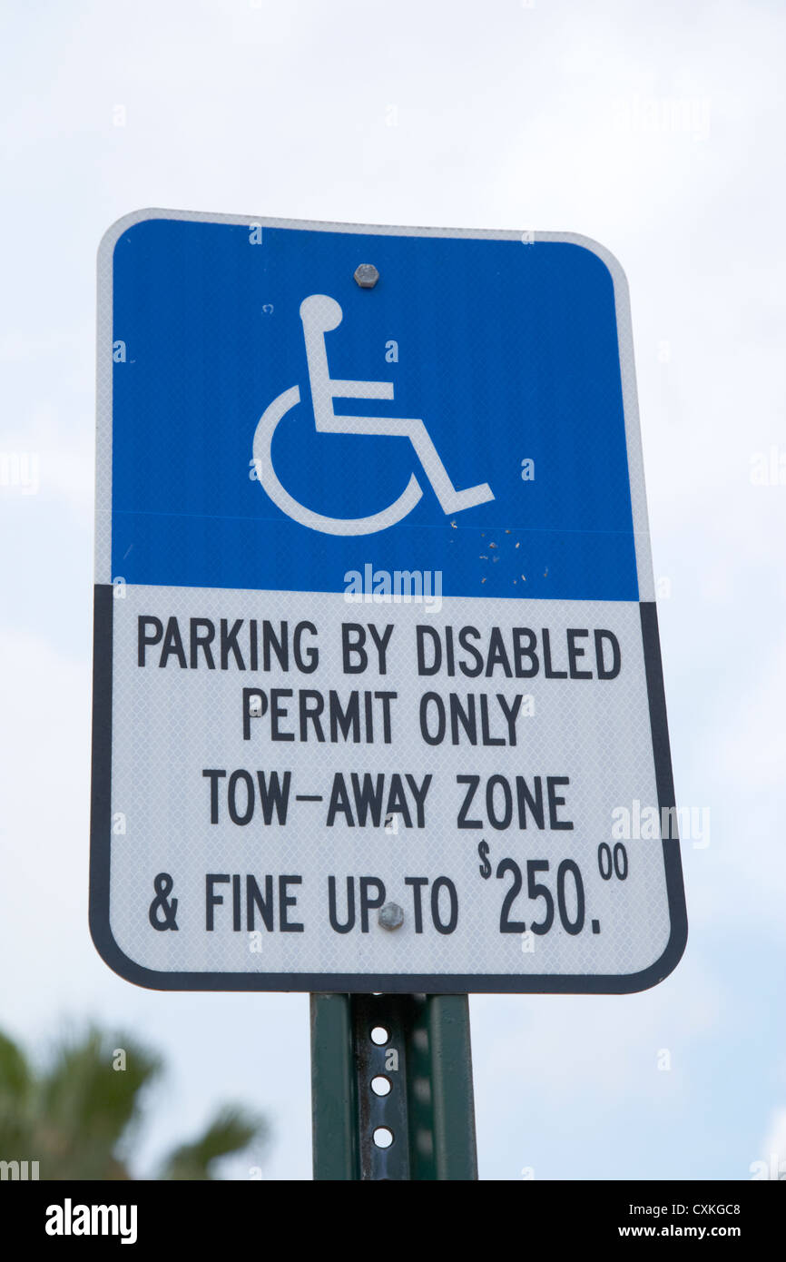 Permis de stationnement pour personnes handicapées-remorquage uniquement zone fine signer miami florida usa Banque D'Images