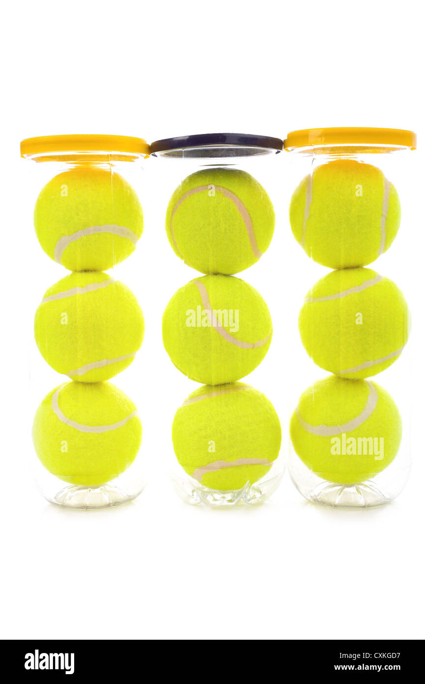 Plusieurs balles de tennis sur un fond blanc avec copie espace Banque D'Images