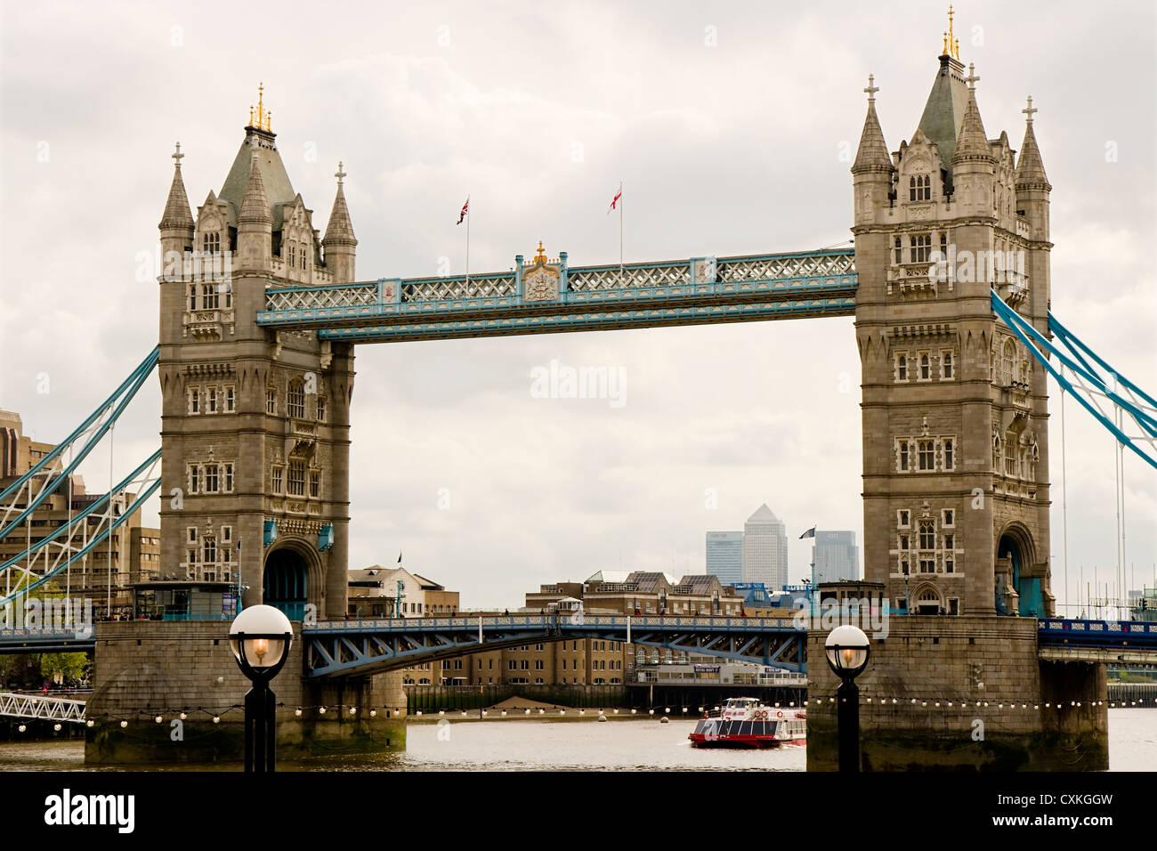 Tower Bridge sur un jour nuageux Banque D'Images