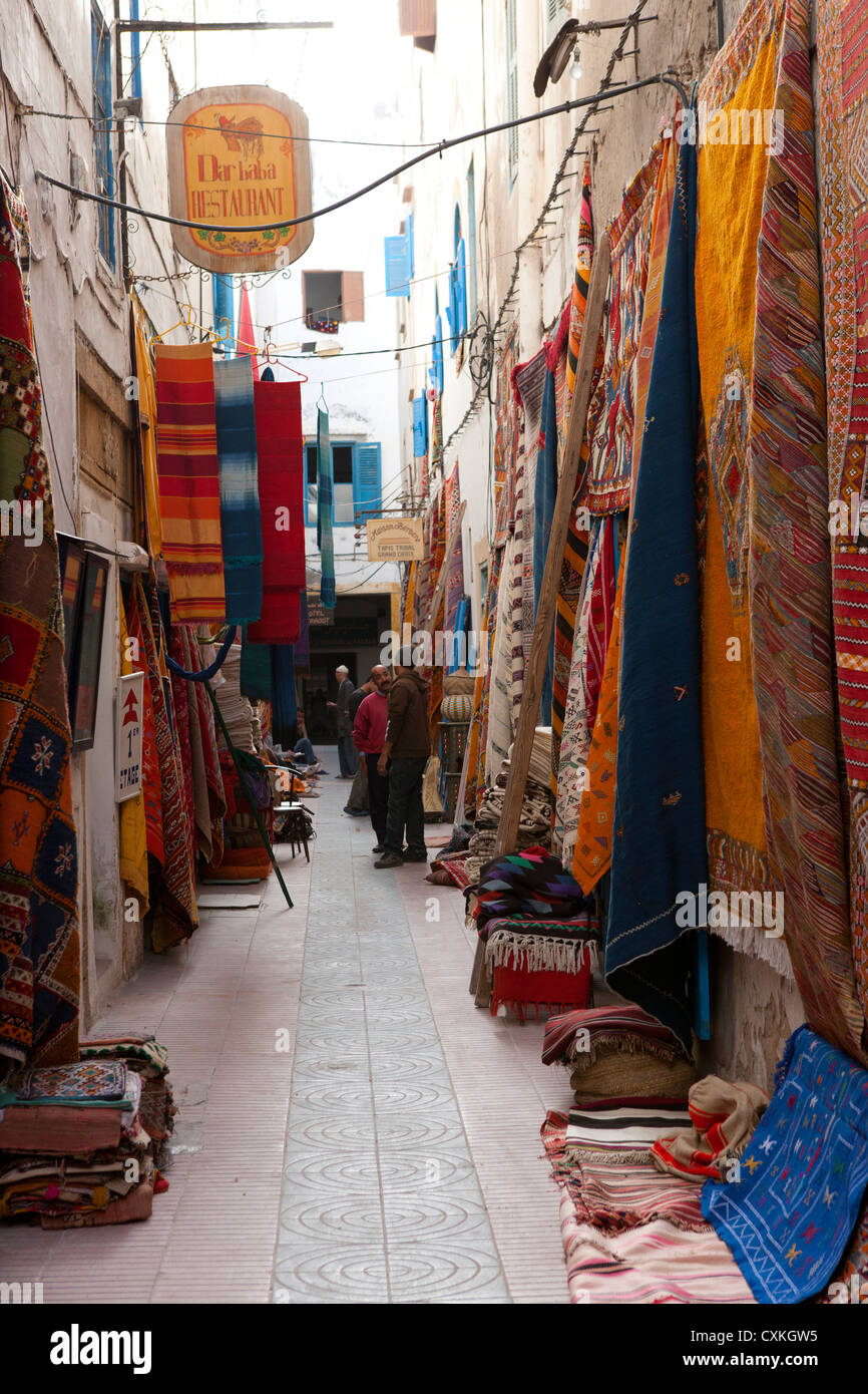 Rue étroite avec des boutiques de tapis, Essaouira, Maroc Photo Stock -  Alamy