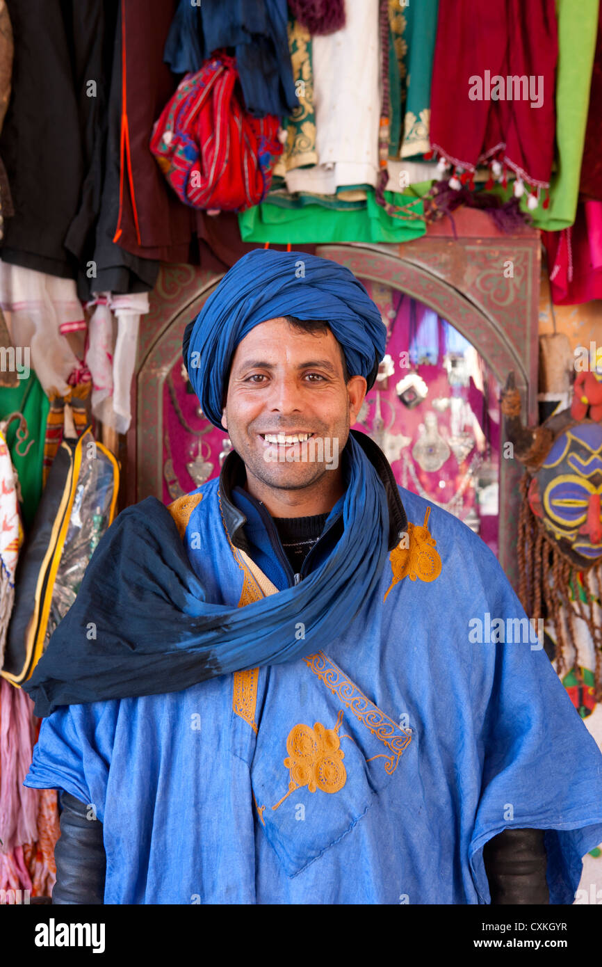 Young Berber devant sa boutique, Essaouira, Maroc Banque D'Images