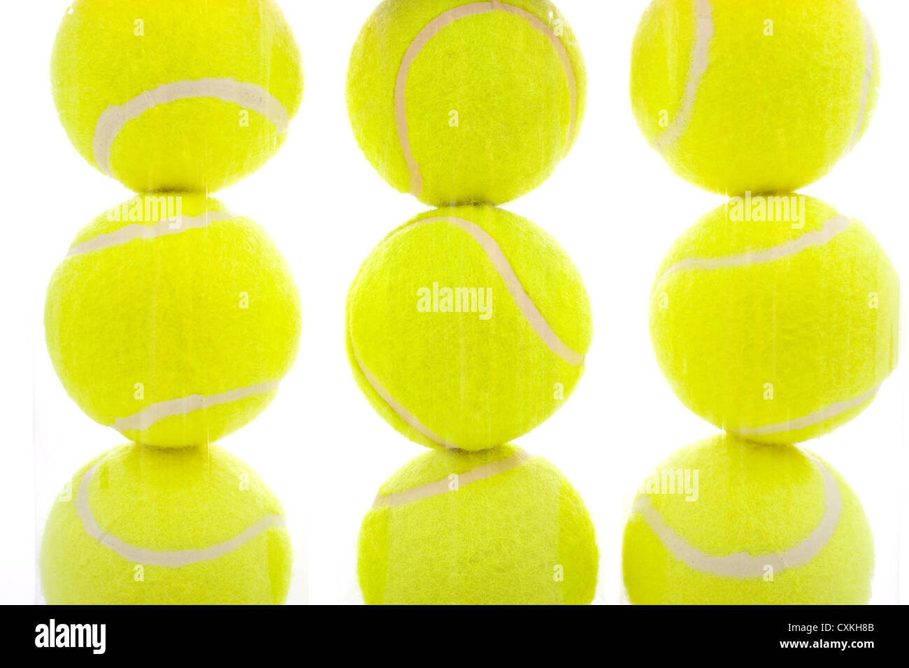 Plusieurs balles de tennis sur un fond blanc avec copie espace Banque D'Images