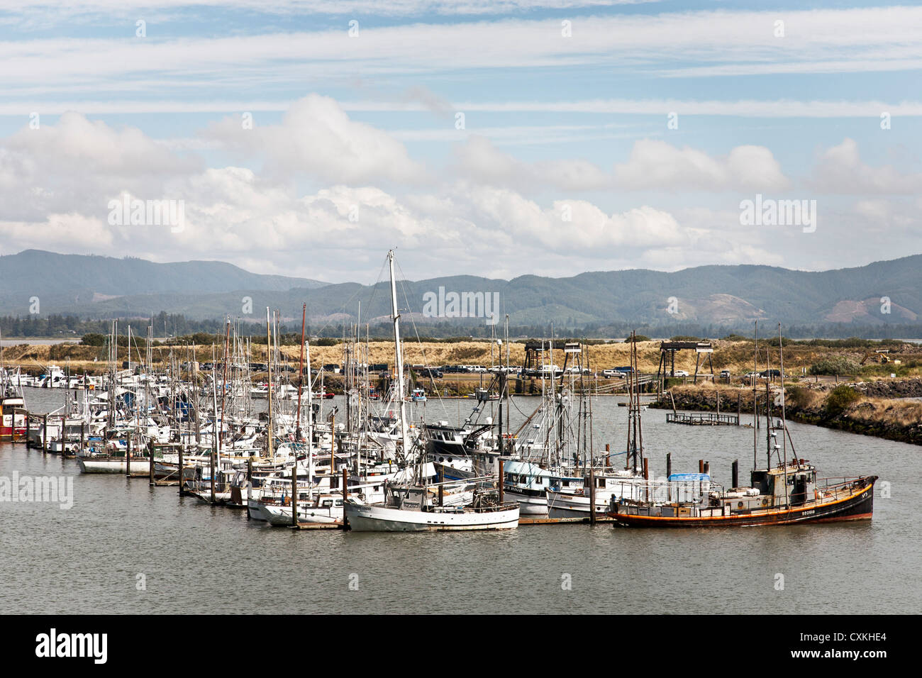 Port de Fez Harbour Harbour avec les bateaux de pêche amarrés à floating piers, extrémité sud de la péninsule de Long Beach l'État de Washington Banque D'Images