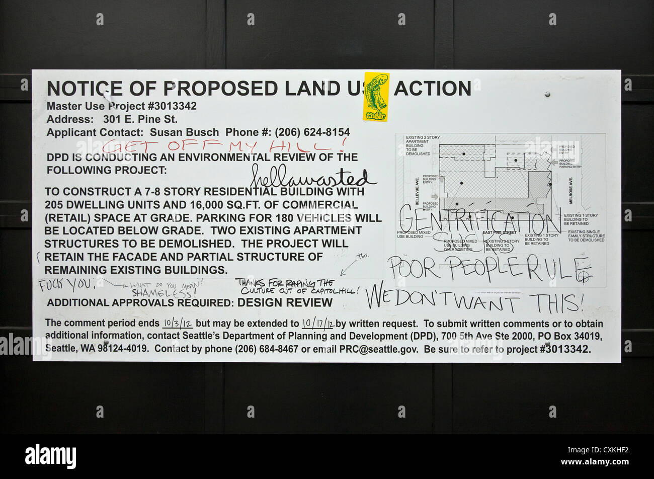 A affiché un avis de proposition d'action de l'utilisation des terres dans la région de Capitol Hill, griffonné avec gentrification anti graffiti par les membres de la communauté Banque D'Images