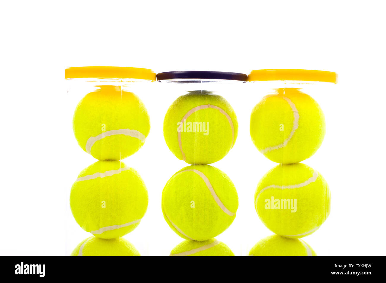 Plusieurs balles de tennis sur un fond blanc avec copie espace Banque D'Images