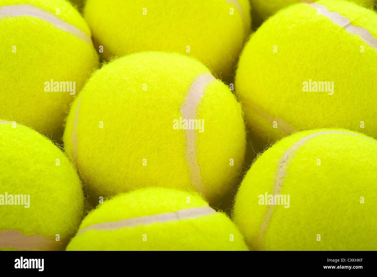 Plusieurs balles de tennis sur un fond blanc avec copie espace Banque D'Images
