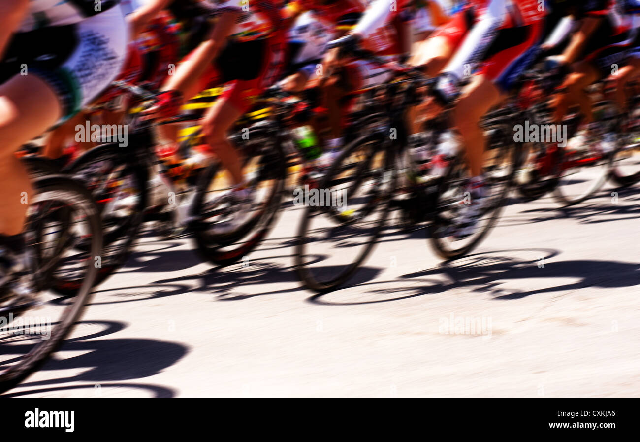 Une course cycliste avec le flou, y compris l'espace de copie Banque D'Images