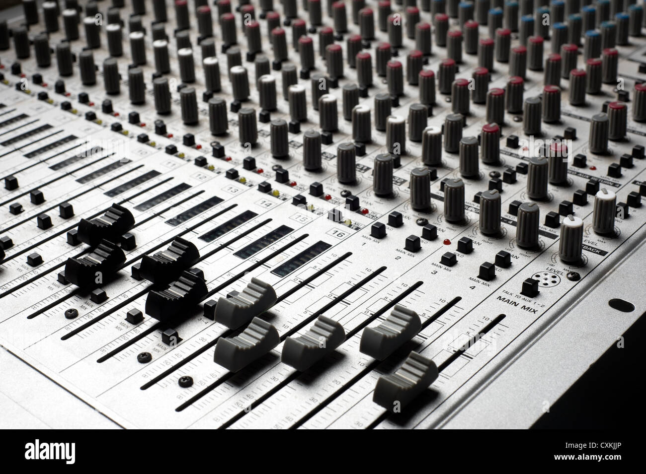 L'équipement d'enregistrement audio ou d'harmonie de fond avec de nombreux boutons et réglages, est un peu poussiéreuse Banque D'Images