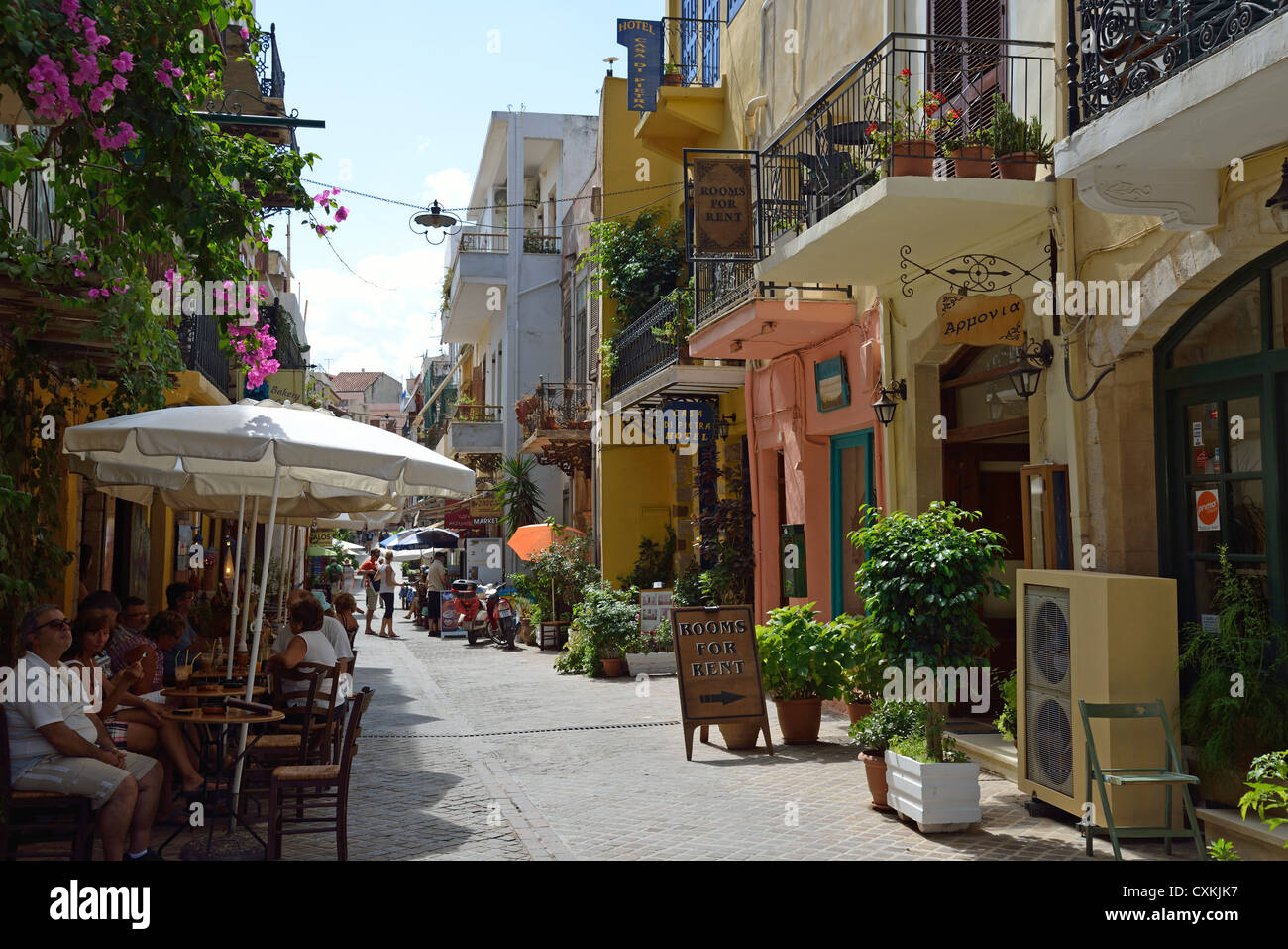 Scène de rue dans la vieille ville, La Canée, préfecture de Chania, Crète, Grèce Banque D'Images