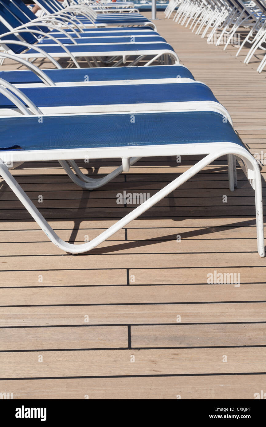 Des chaises longues sur le pont d'un navire de croisière Banque D'Images