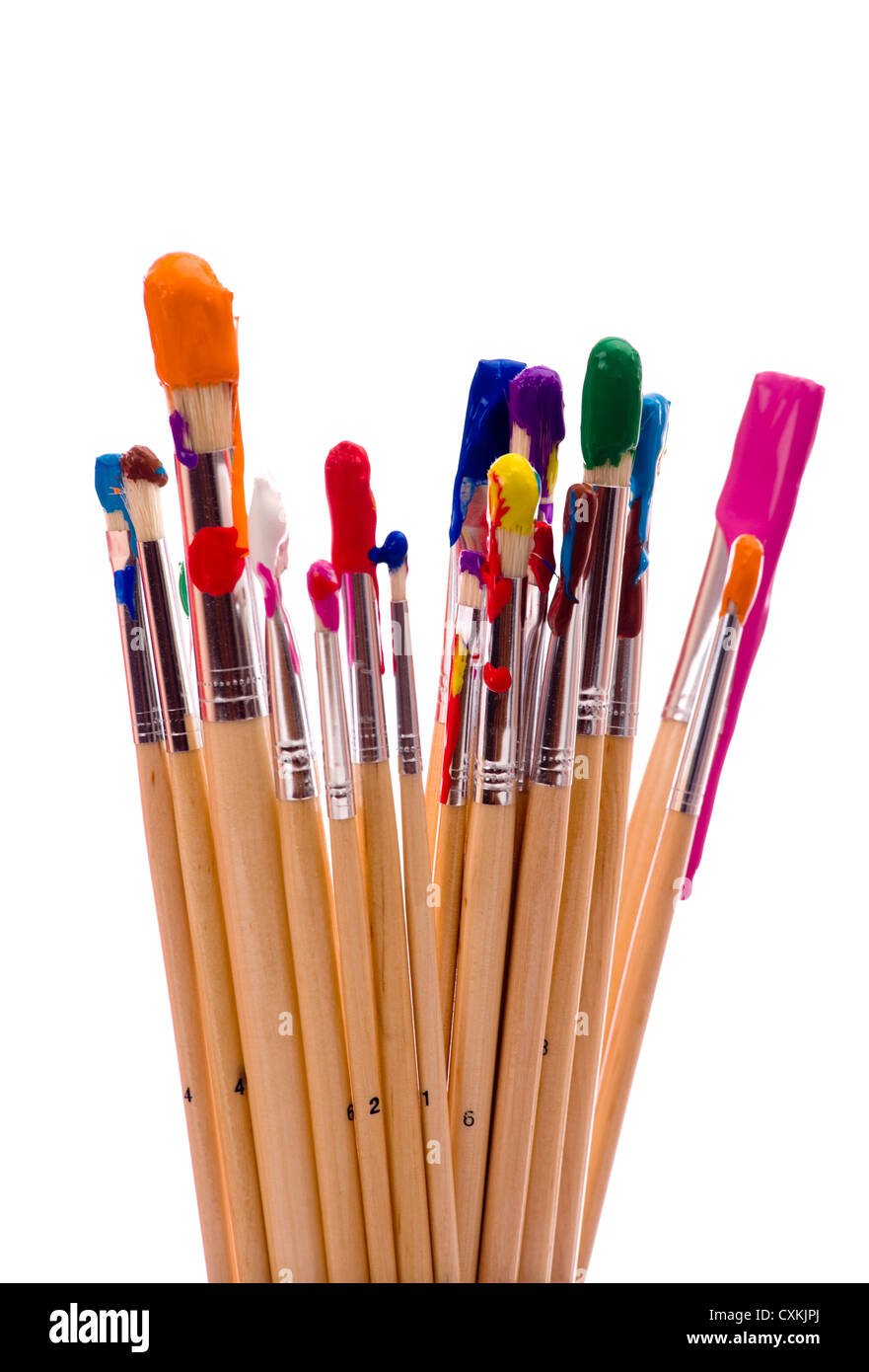 Un groupe de pinceaux de plusieurs couleurs sur un fond blanc Banque D'Images