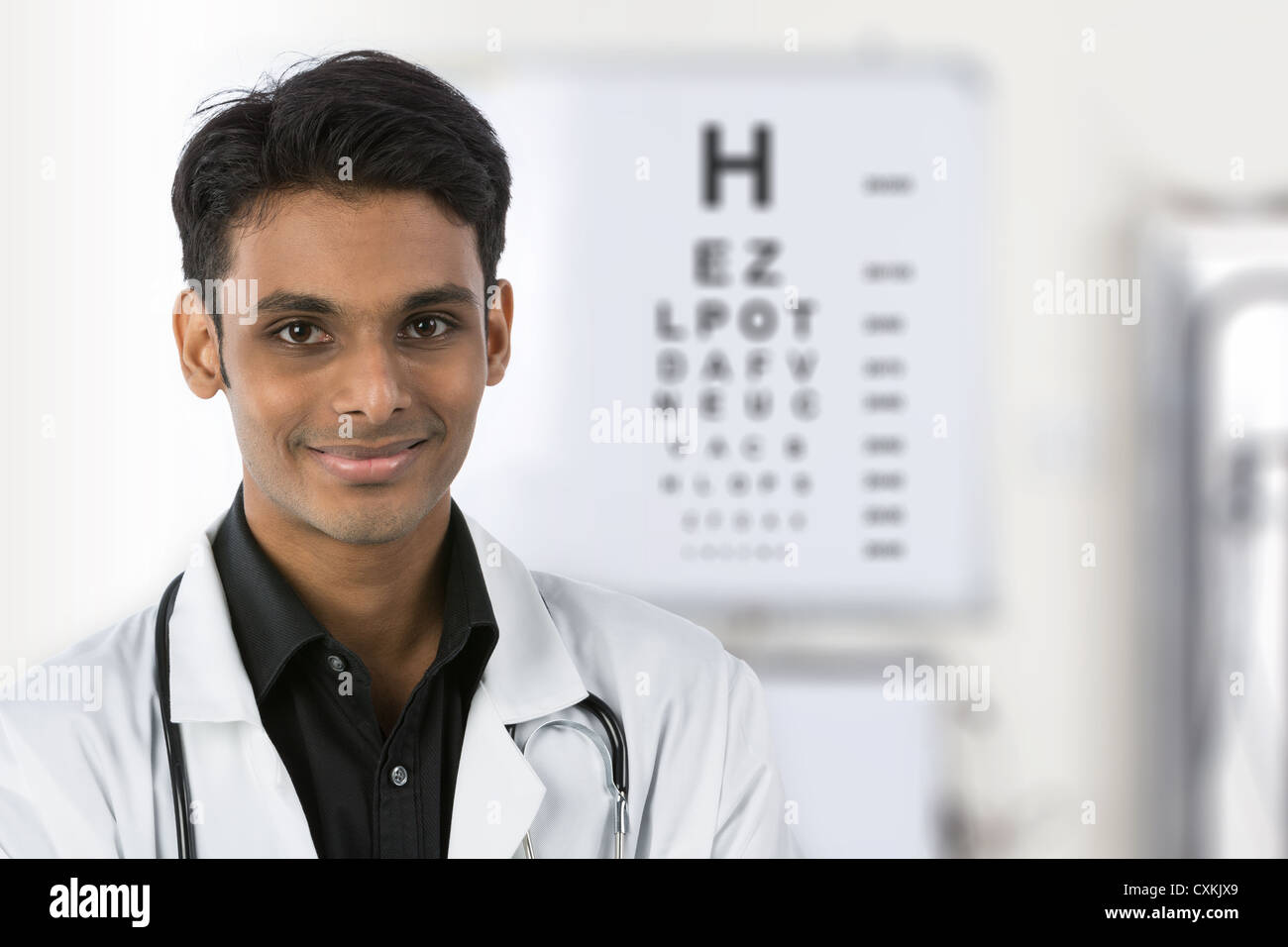 Médecin indien avec un oeil graphique de test n'est pas mise au point en arrière-plan. Banque D'Images