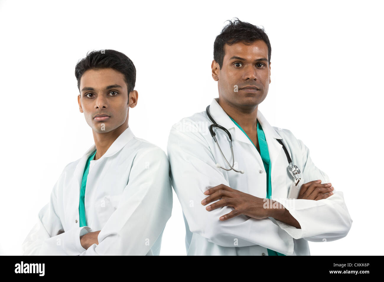 Deux hommes médecin asiatique porte un stéthoscope et des gommages. Banque D'Images