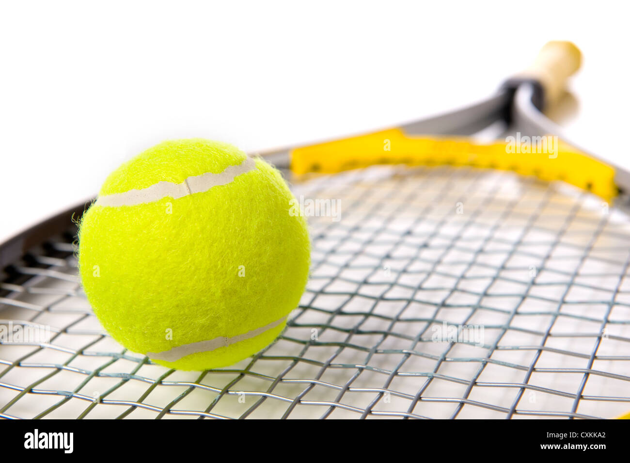 Une balle de tennis et racket sur un fond blanc Banque D'Images