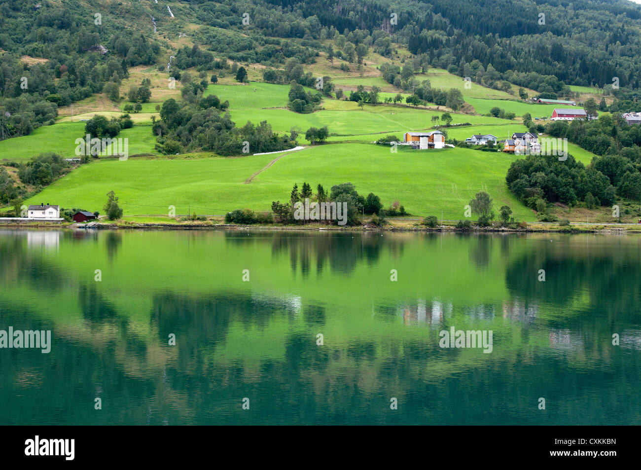 Le Reflet du paysage dans la région de Olden, Norvège Banque D'Images