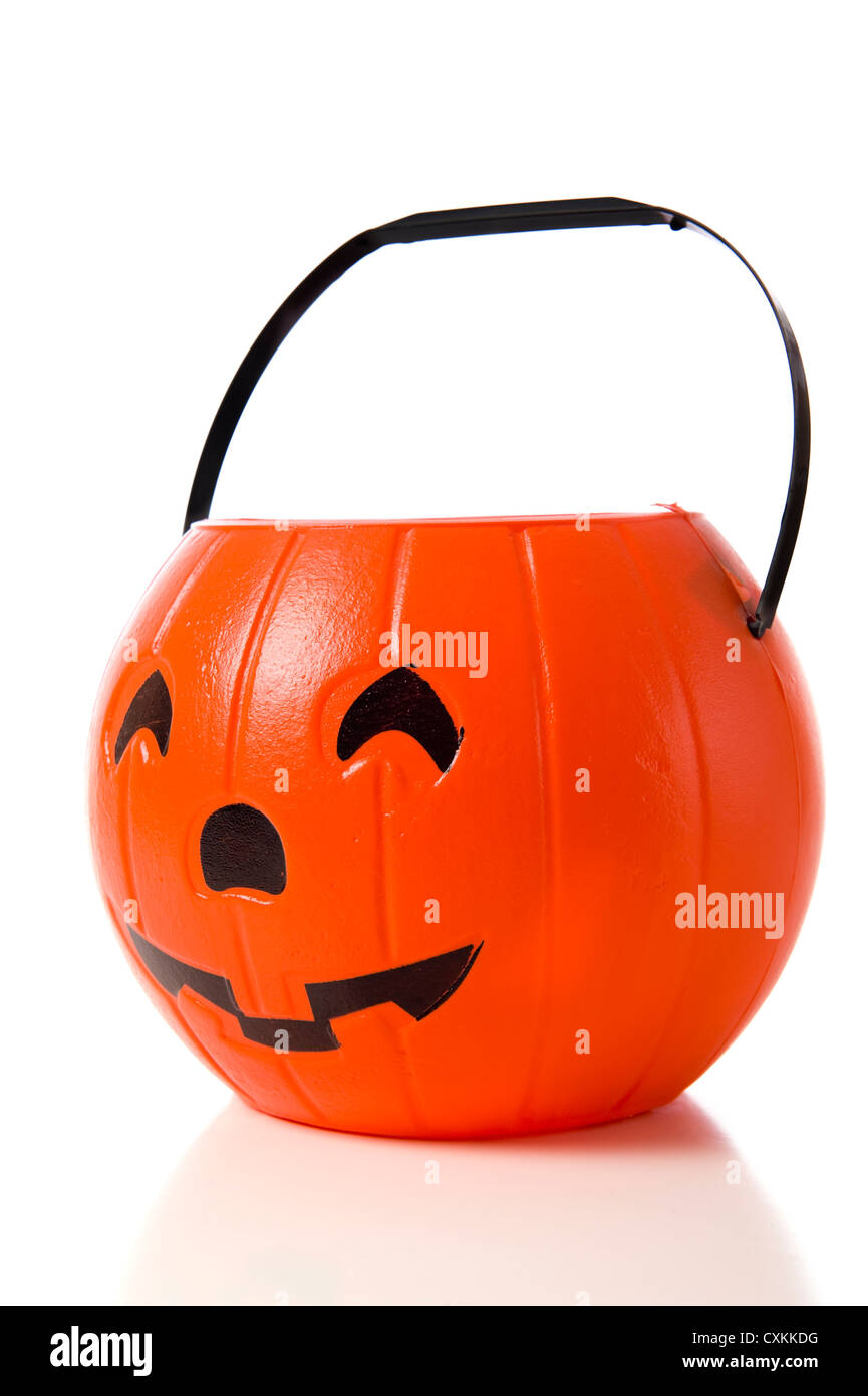 Un Halloween jack-o-lantern candy godet sur un fond blanc Banque D'Images