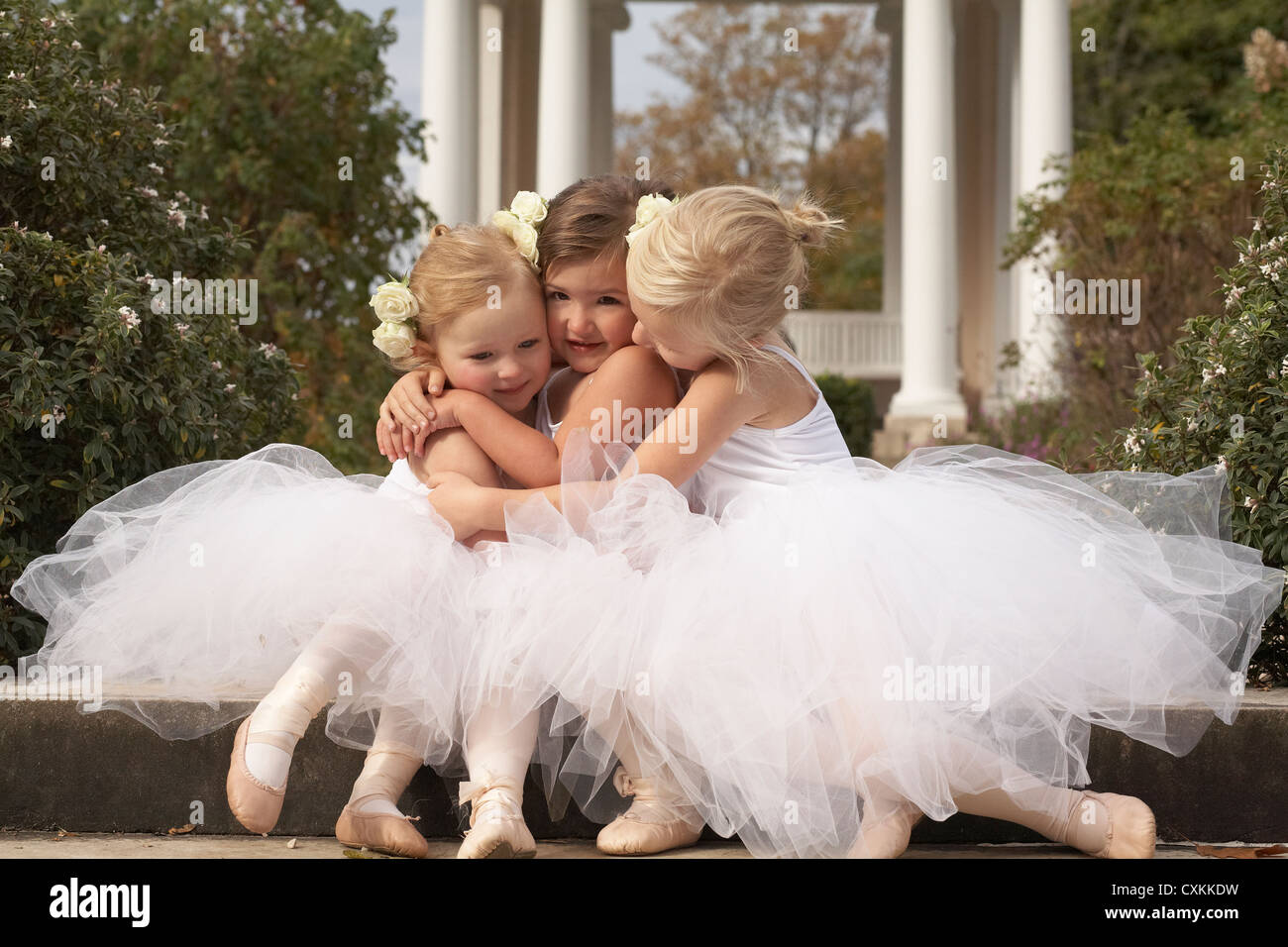 Girls hugging in costumes de ballet Banque D'Images