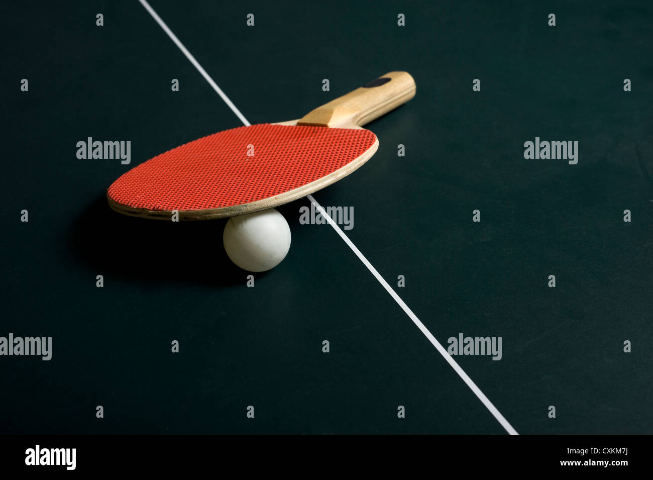 Le ping-pong ou tennis de table l'équipement ou du matériel sur une surface de jeu Banque D'Images