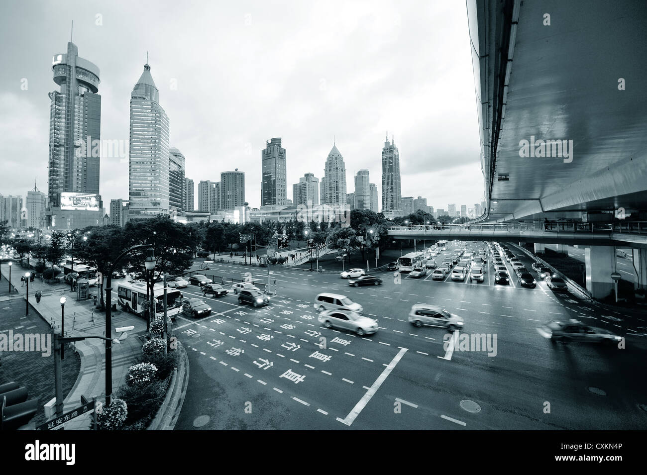 Shanghai Street view avec urbaine et le trafic important au crépuscule. Banque D'Images