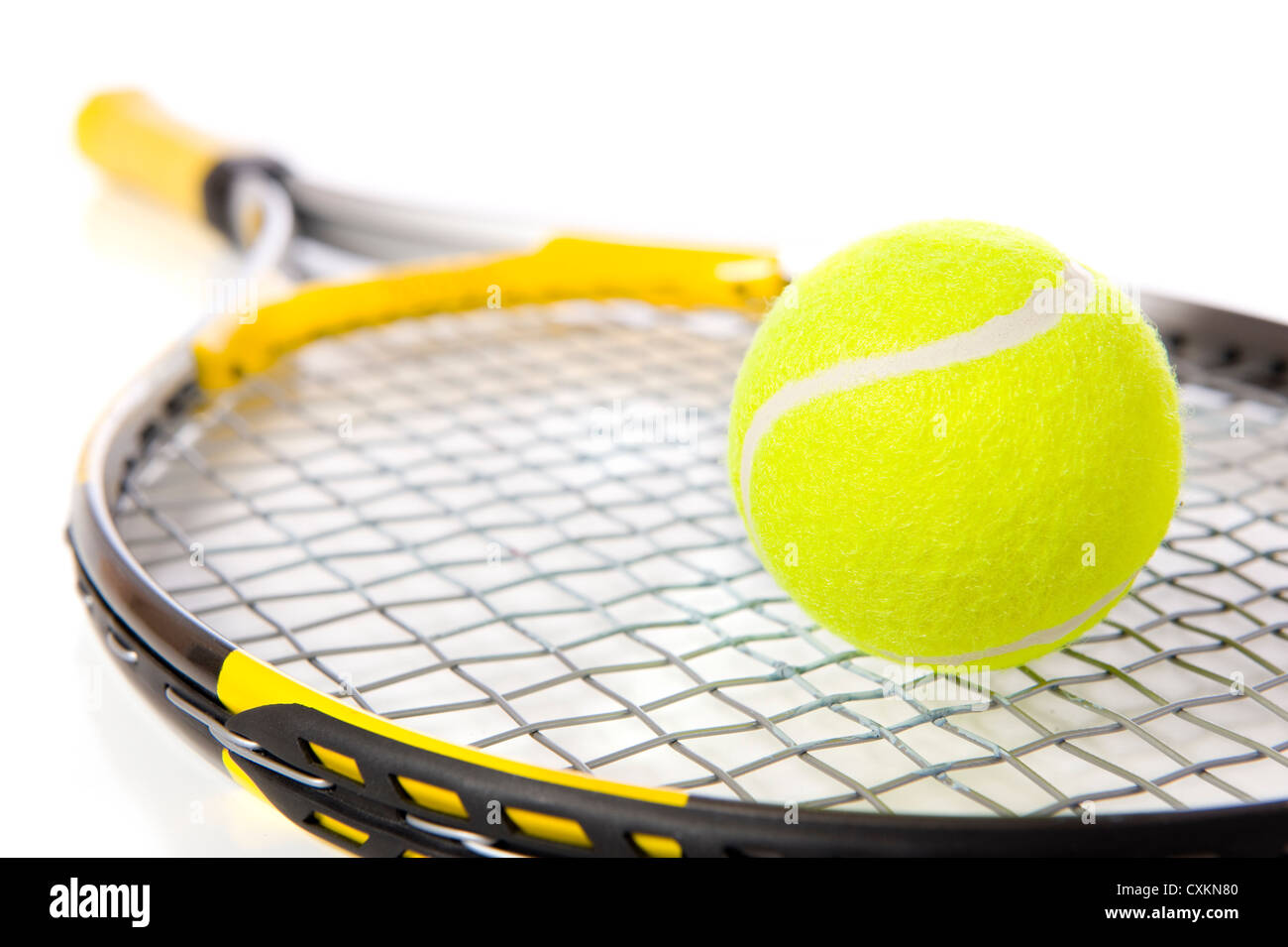 Une balle de tennis et racket sur un fond blanc Banque D'Images