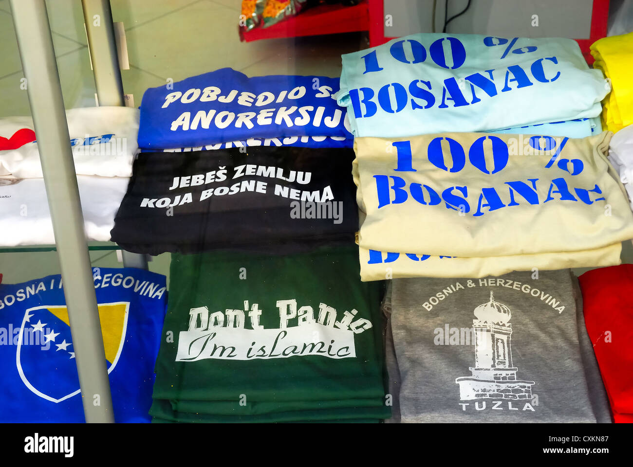 La Bosnie-Herzégovine, Tuzla, T-shirts dans une vitrine. Banque D'Images