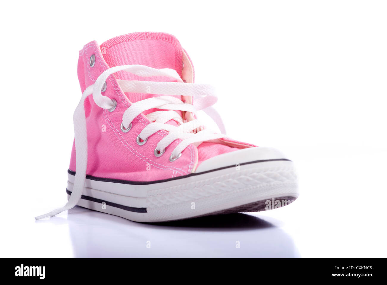 Une paire de style vintage rose toile chaussures de basket ou