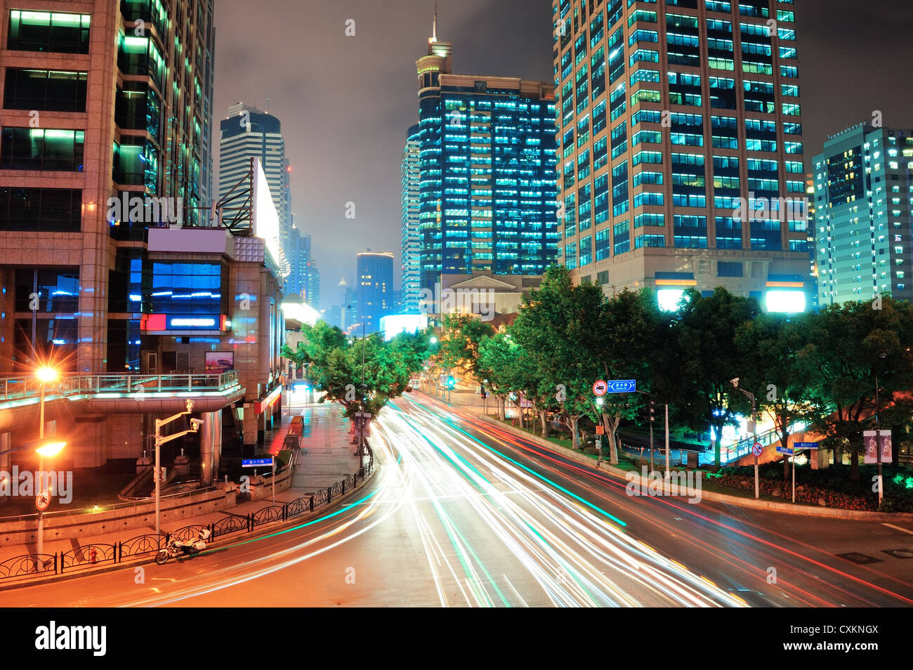 Shanghai Street view avec urbaine et le trafic important au crépuscule. Banque D'Images
