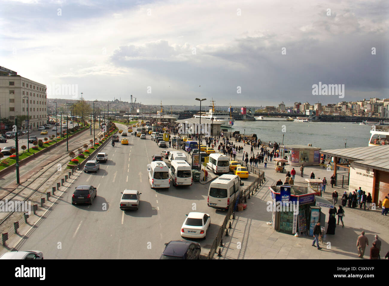 Road, train et ferry boat transport Système de Eminoenue, Istanbul, Turquie.diverses tranportations à Istanbul Banque D'Images