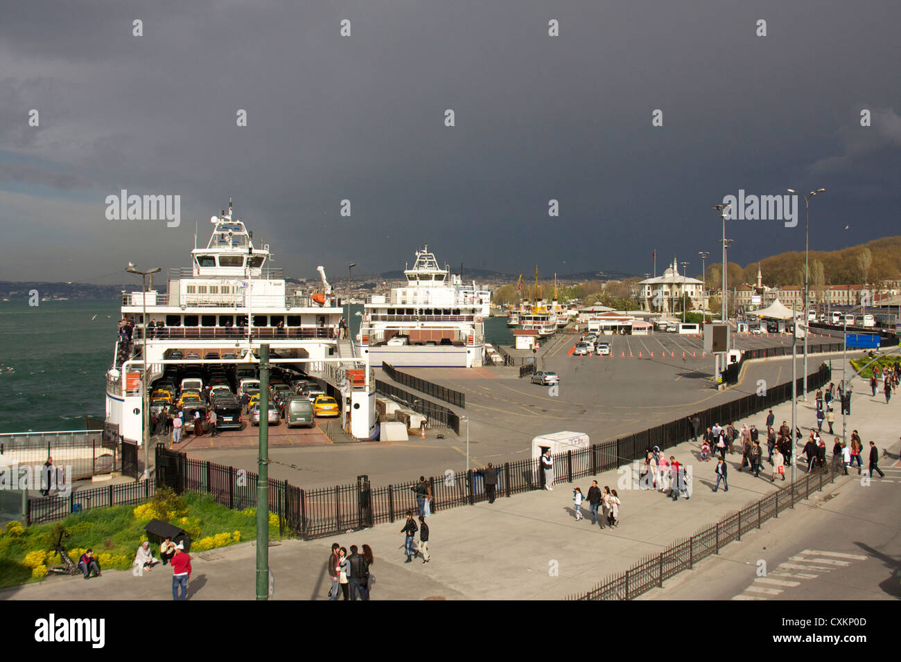Les gens sur le quai et les traversiers, district de Eminoenue, Istanbul, Turquie, Europe Banque D'Images