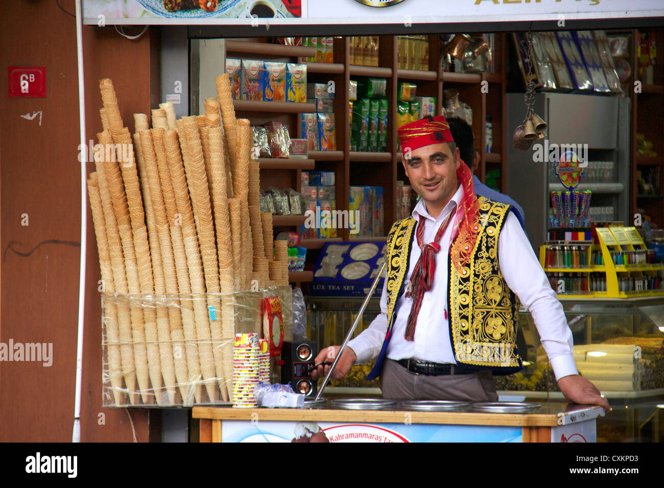 Vendeur de crème glacée de kahramanmaras traditionnelle portant une robe traditionnelle turque, Istanbul, Turquie Banque D'Images