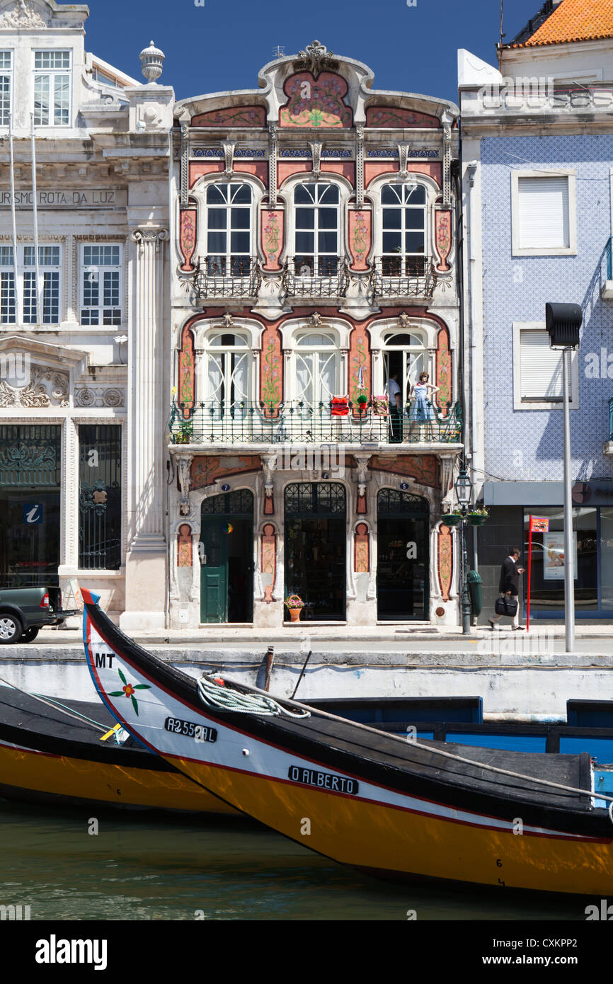 Bâtiments Art Nouveau et les proues des moliceiros traditionnels bateaux amarrés sur le canal à Aveiro, Beira Litoral, Portugal Banque D'Images