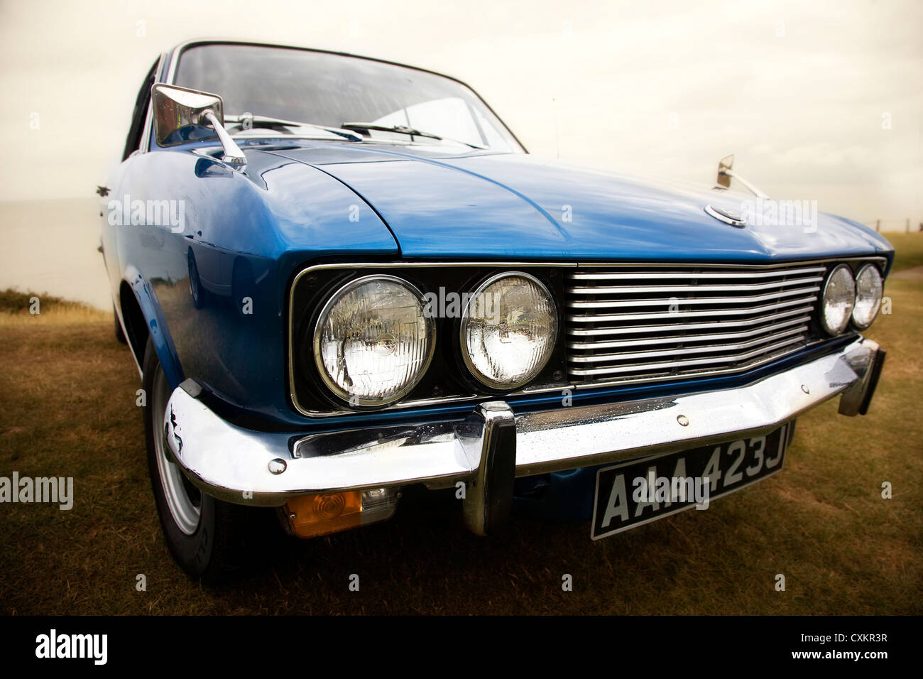 Sunbeam Rapier Fastback 1971 bleu, garé sur l'herbe à pentes de Tankerton, Kent, England, UK Banque D'Images
