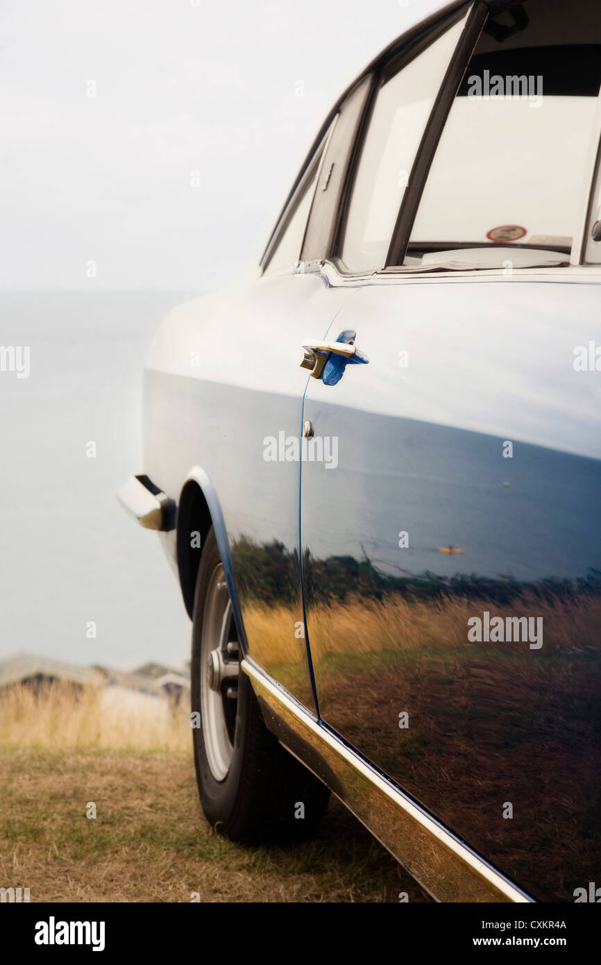 Sunbeam Rapier Fastback 1971 bleu, garé sur l'herbe à pentes de Tankerton, Kent, England, UK Banque D'Images